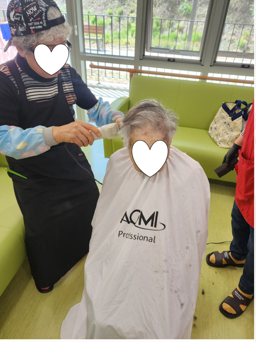미용봉사사진 2.jpg