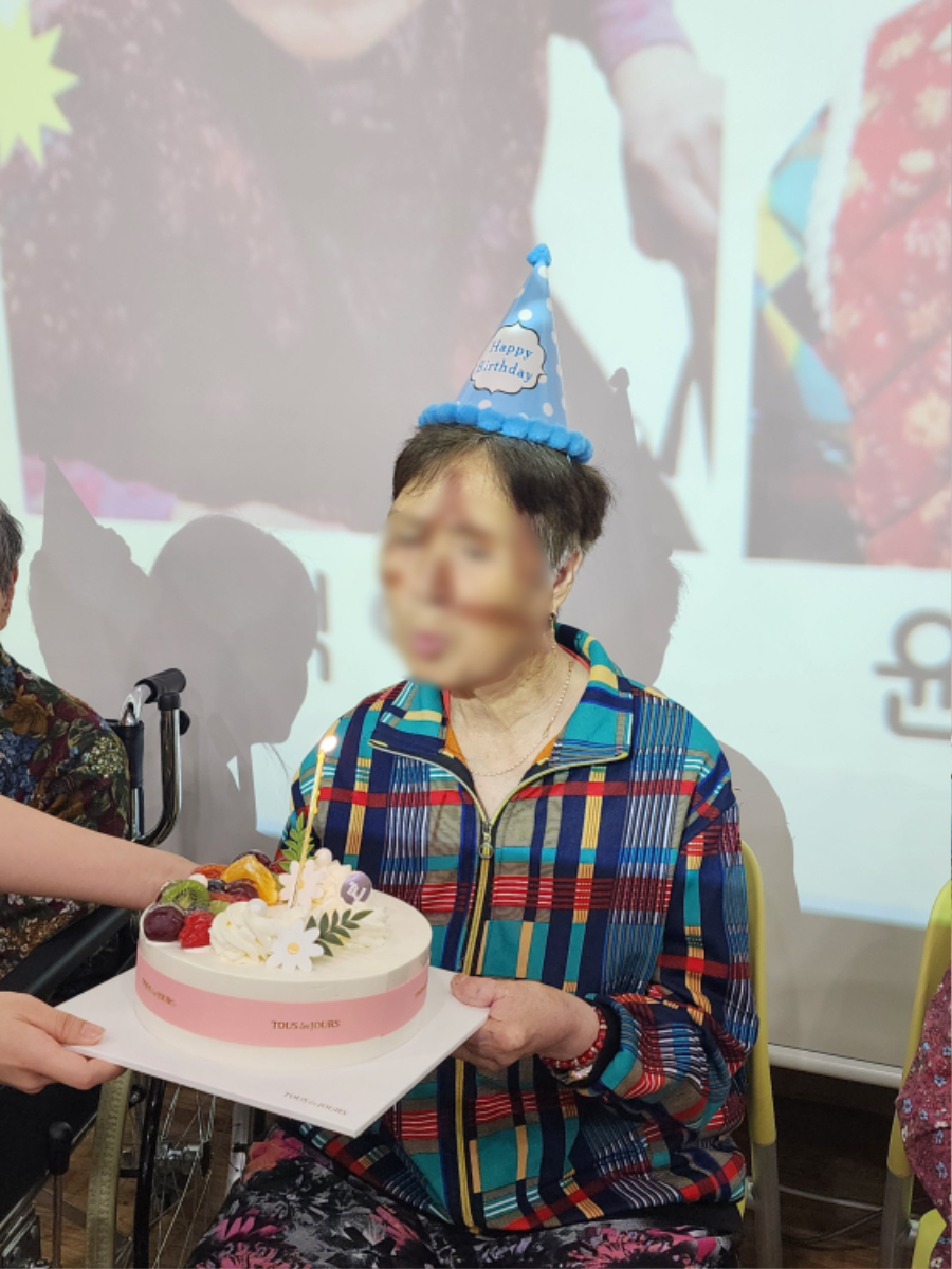 순덕어르신 촛불끄기 1.jpg