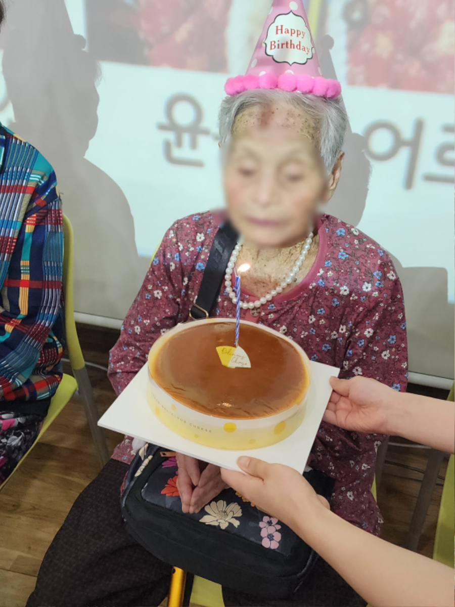 길석어르신 촛불끄기2.jpg