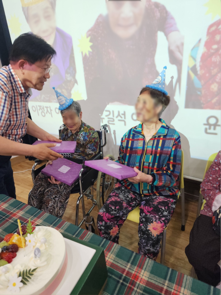 선물전달1-1.jpg