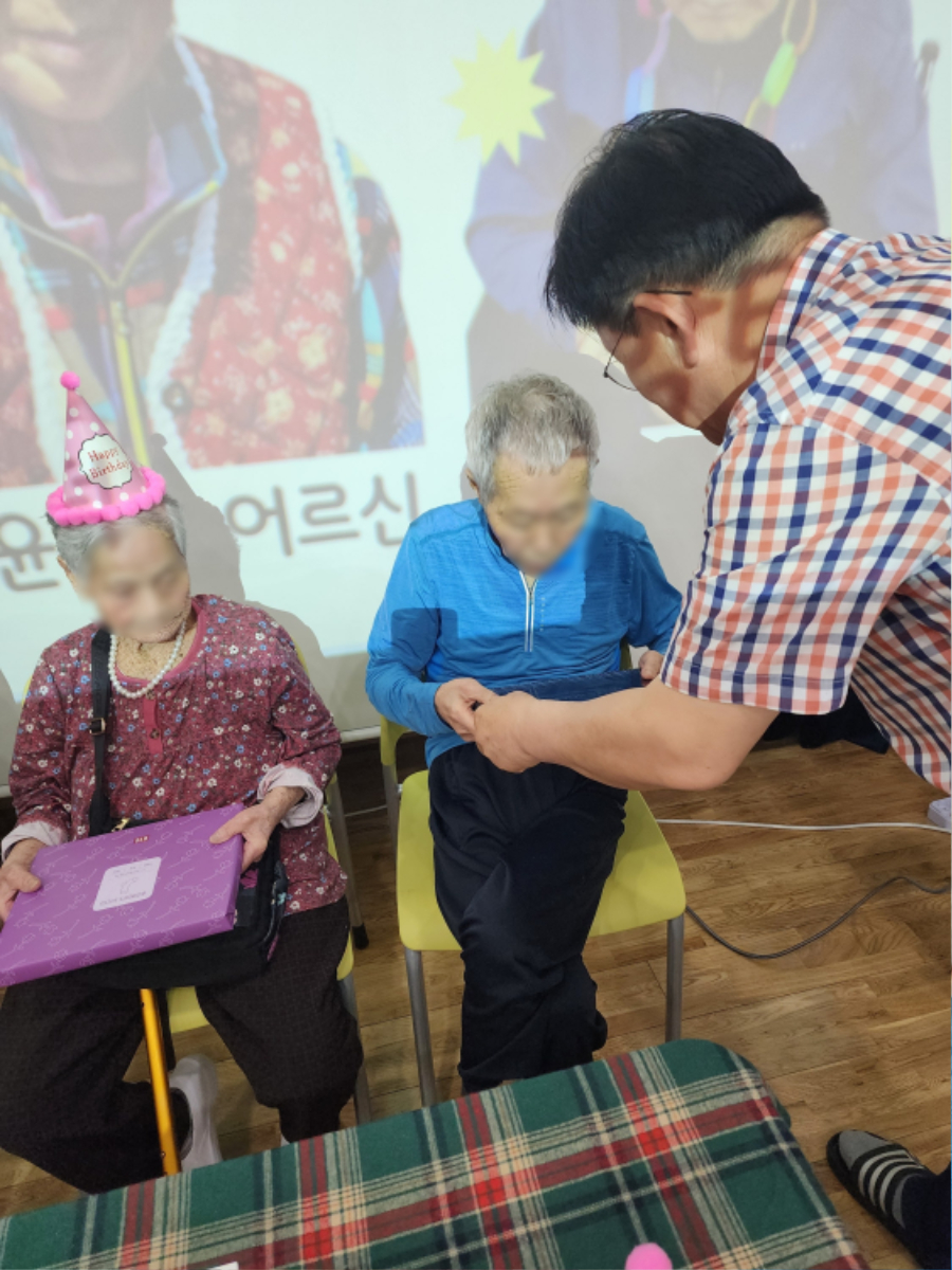 선물전달1-2.jpg