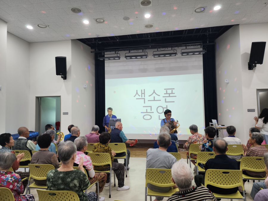 색소폰 공연.jpg