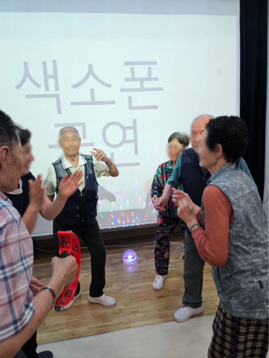 색소폰공연 춤1 (2).jpg